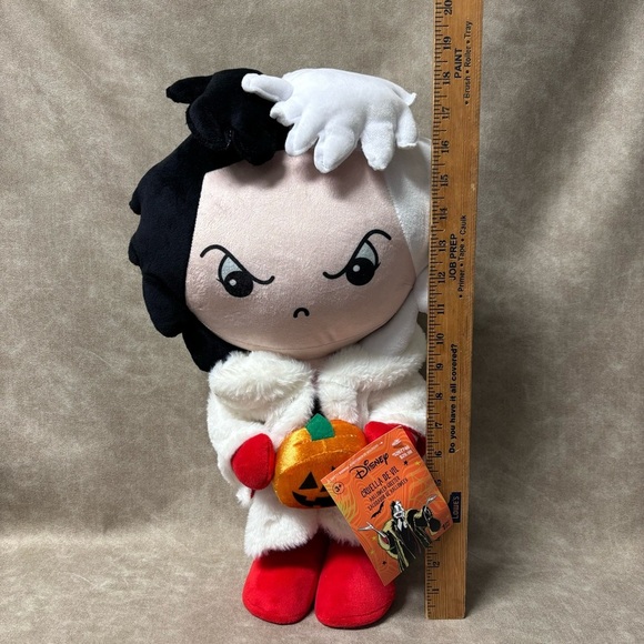 Disney Halloween 18 in Villains Cruella De Vil with Jack O Lantern Porch Greeter - Picture 5 of 6